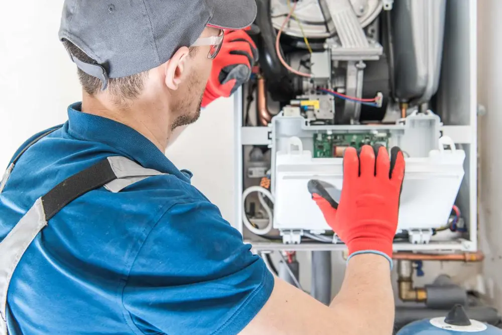 Técnico habilitado en gas reparando una caldera Vaillant en Bilbao